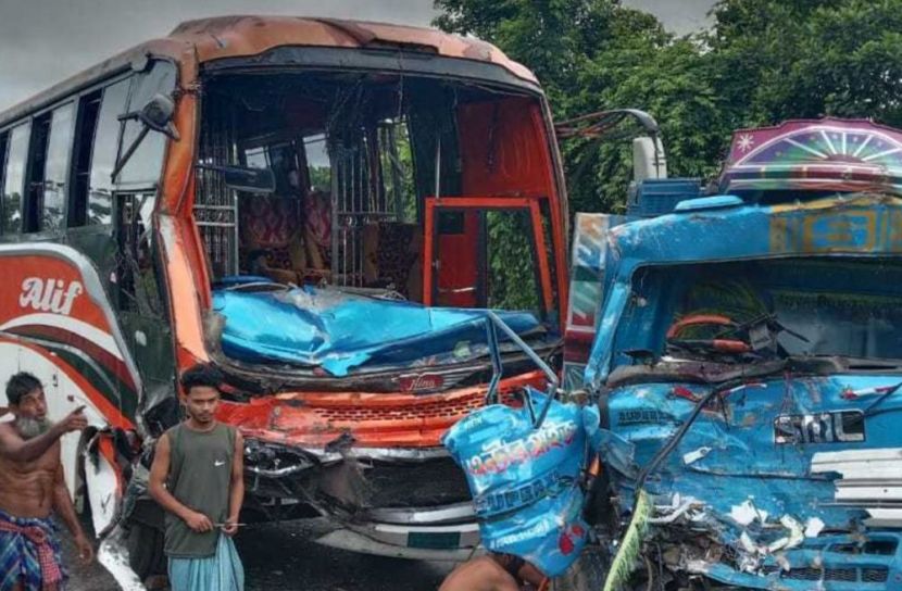 বাস-ট্রাকের সংঘর্ষে আহত ৭