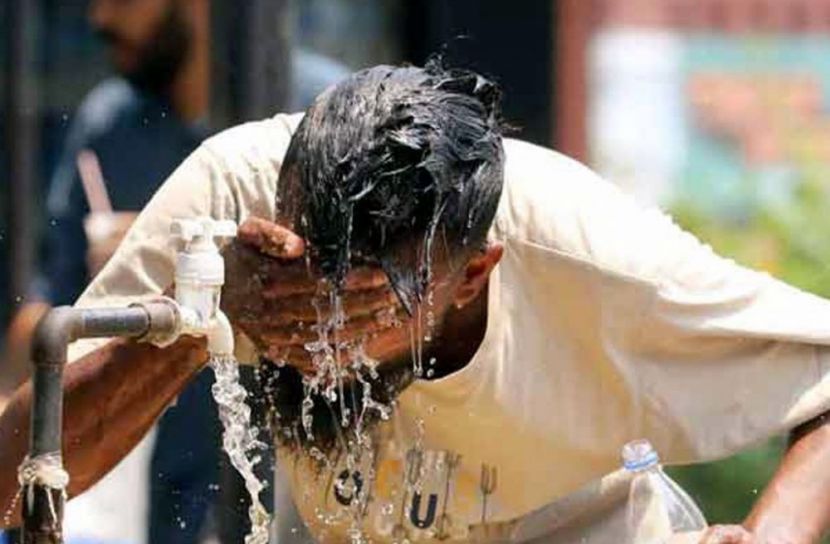 তাপদাহে স্তব্ধ ঢাকা, আয় সংকটে রিকশাচালকরা