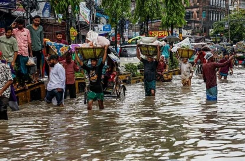 টানা বৃষ্টিতে জলাবদ্ধ চট্টগ্রাম, দুর্ভোগে নগরবাসী