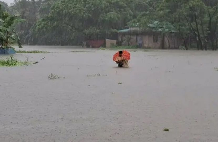 হাতিয়ায় জোয়ারের পানি-ভারী বর্ষণে উপকূল বিপর্যস্ত