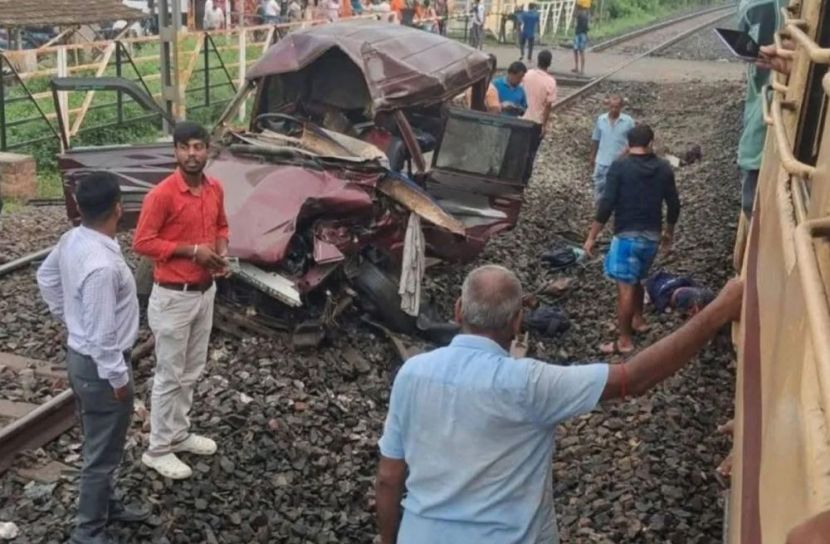 পশ্চিমবঙ্গে স্কুলভ্যানে ট্রেনের ধাক্কায় নিহত ৩
