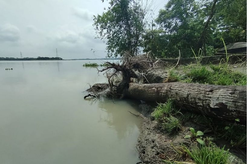 নদীতে বিলীন স্বামীর কবর, নিজের কবর নিয়ে শঙ্কা
