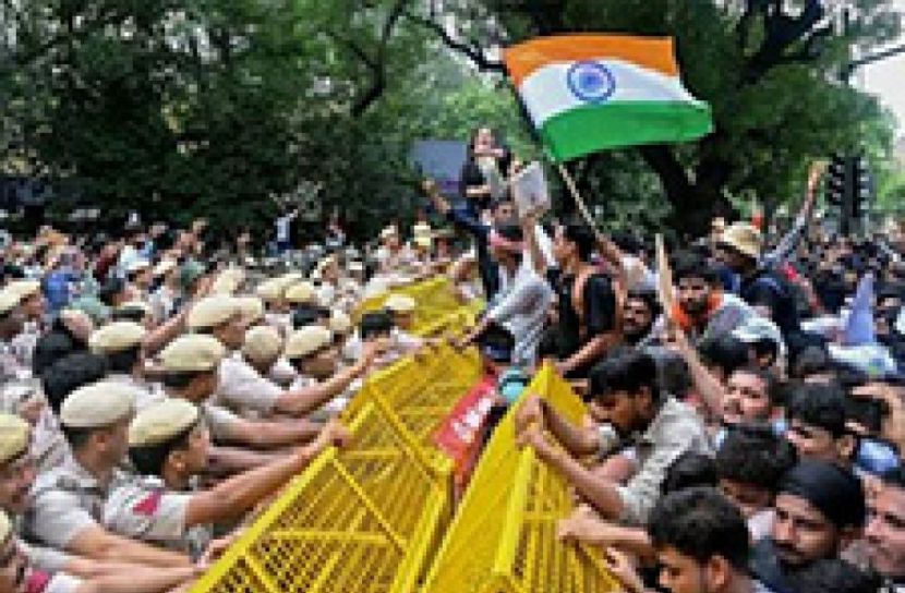 দিল্লিতে ককরোচ পার্টি-পুলিশ সংঘর্ষ : ৭০ ‘ককরোচ’ গ্রেপ্তার
