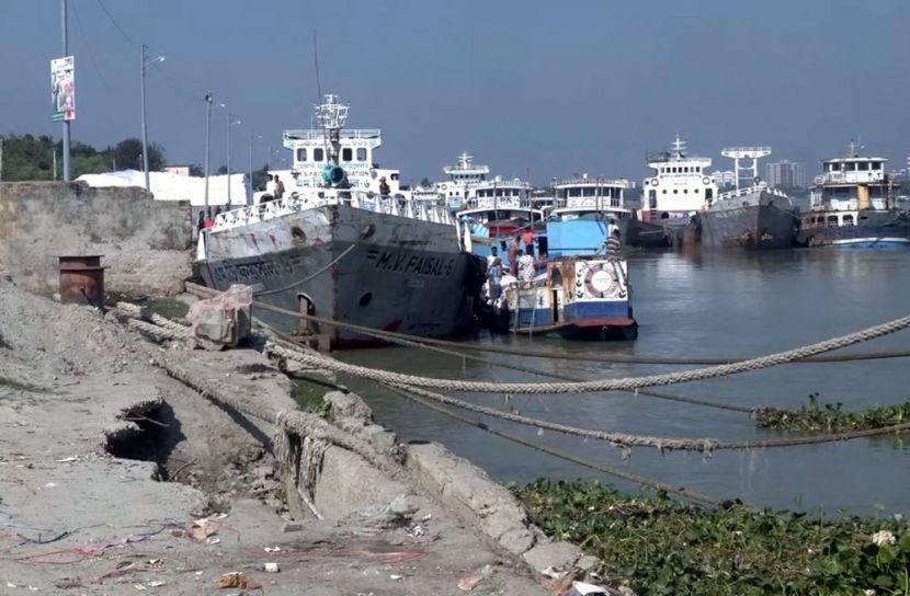 নদীর নাব্য সংকটে খুলনা নদীবন্দরে পণ্য খালাস অর্ধেকে, বিপাকে ব্যবসা-শ্রমিক