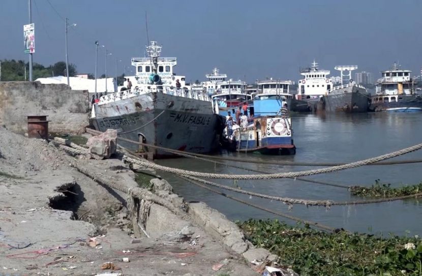 নদীর নাব্য সংকটে খুলনা নদীবন্দরে পণ্য খালাস অর্ধেকে, বিপাকে ব্যবসা-শ্রমিক