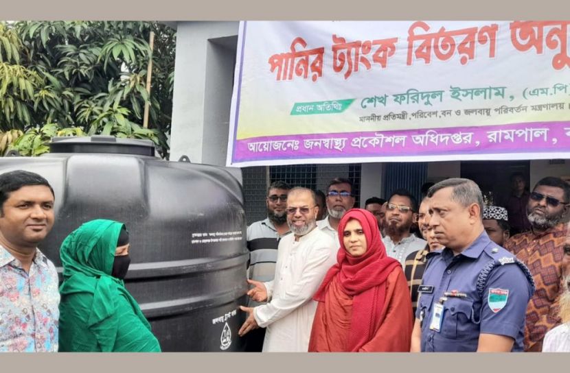 লবণ অধ্যুষিত রামপালে সুপেয় পানি সংরক্ষণে ট্যাংক বিতরণ 