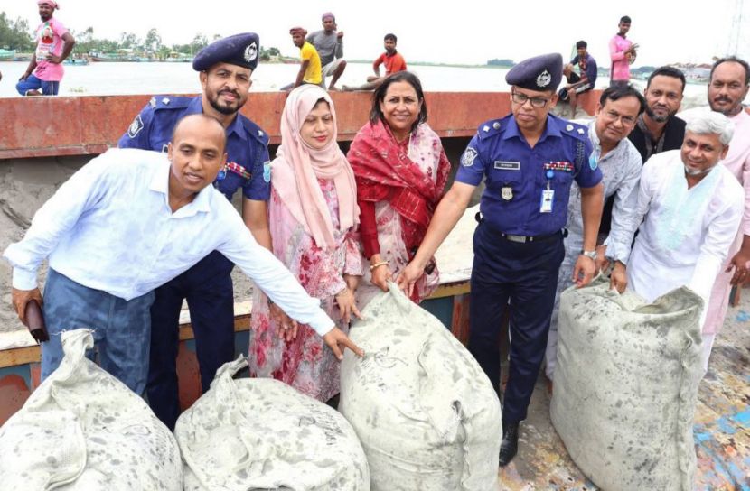 মুন্সীগঞ্জে ভাঙনকবলিত এলাকায় ত্রাণ বিতরণ 
