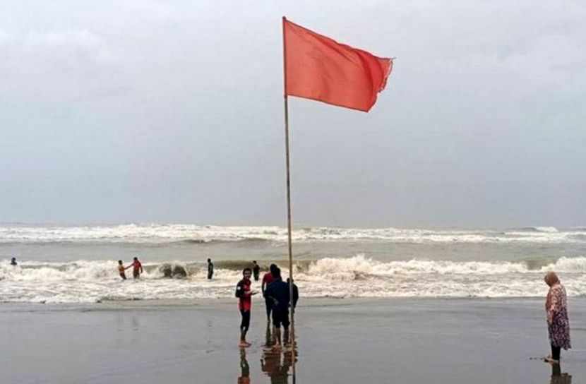 লঘুচাপে চার বন্দরে ৩ নম্বর সতর্কসংকেত