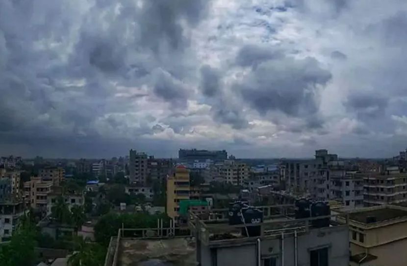মেঘাচ্ছন্ন ঢাকার আকাশ, দুপুর পর্যন্ত বজ্রবৃষ্টির সম্ভাবনা