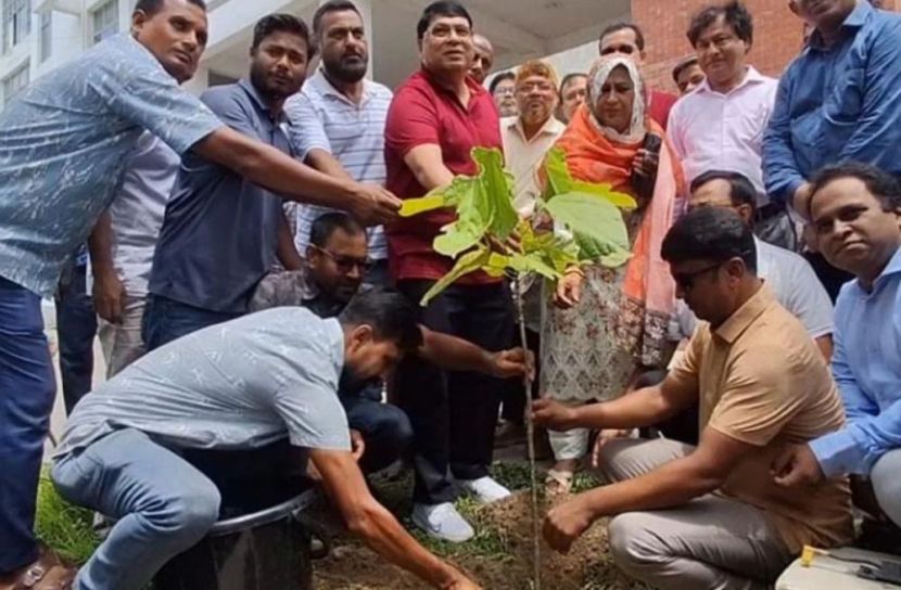 গাইবান্ধা জেনারেল হাসপাতালে ইসিজি মেশিন হস্তান্তর ও বৃক্ষরোপণ