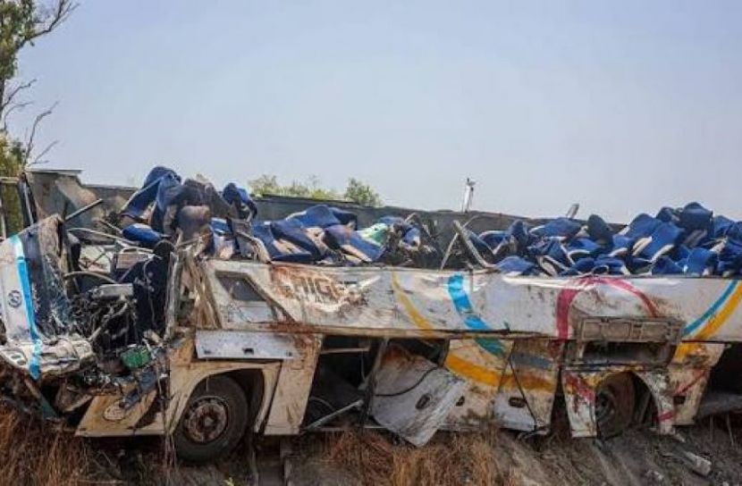 আলজেরিয়ায় বাস দুর্ঘটনায় নিহত ২৭