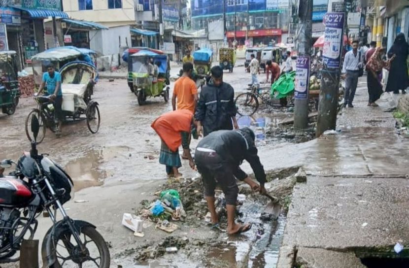 মুন্সীগঞ্জ পৌরসভায় ড্রেনের ব্লকেজ অপসারণ জোরদার 