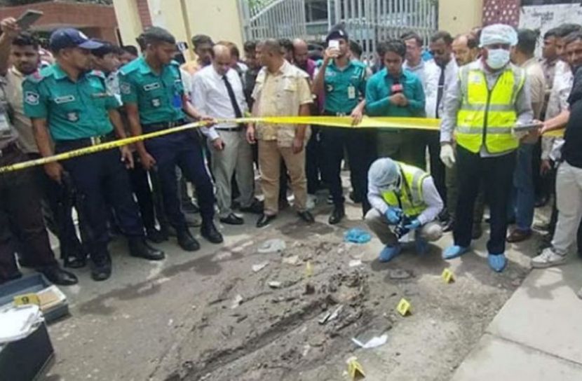 বরিশাল আদালতের সামনে বোমা বিস্ফোরণ