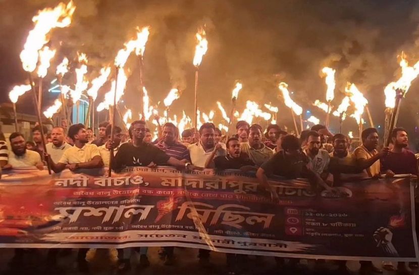 মাদারীপুরে অবৈধভাবে বালু উত্তোলনের প্রতিবাদে মশাল মিছিল