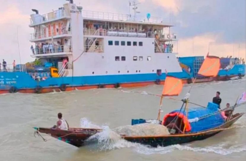 হাতিয়ার সঙ্গে সারা দেশের নৌ যোগাযোগ বন্ধ ঘোষণা