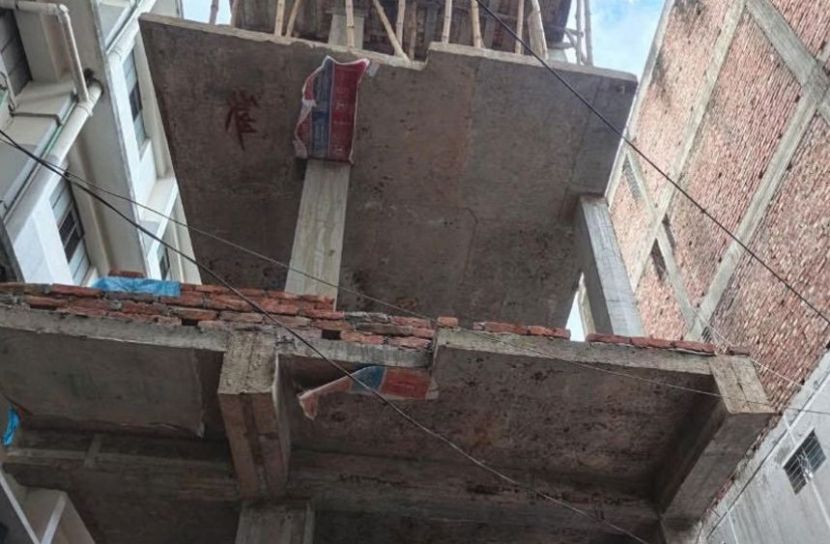 কেরানীগঞ্জে রাজউকের নিষেধাজ্ঞা সত্ত্বেও  চলছে ঝুঁকিপূর্ণ ভবন নির্মাণ