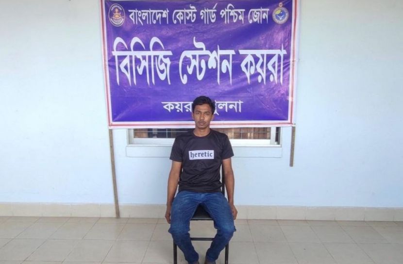 সুন্দরবনে নদীতে পড়ে যাওয়া জাহাজের ক্রুকে জীবিত উদ্ধার 