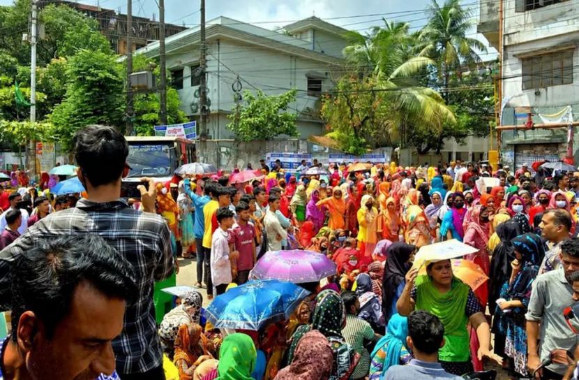 বকেয়া বেতনের দাবিতে চট্টগ্রামে সড়ক অবরোধ, ভোগান্তিতে সাধারণ মানুষ