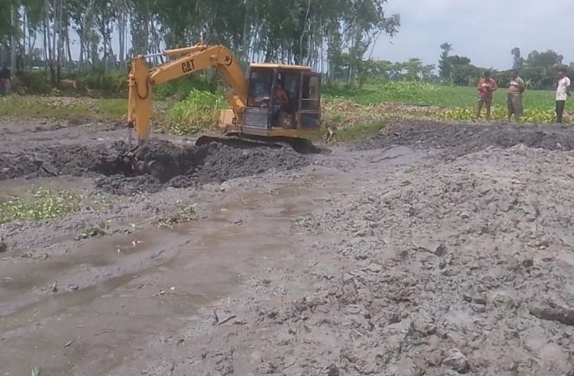 সুন্দরগঞ্জে পানি নিষ্কাশনের পথ ভরাট করায় জলাবদ্ধতা সৃষ্টি