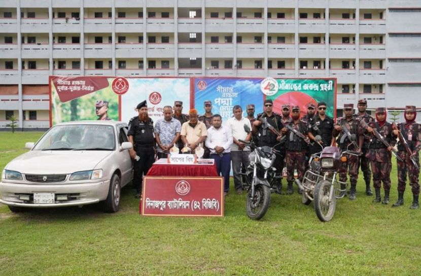 দিনাজপুরে যৌথ বাহিনীর অভিযানে সাপের বিষ উদ্ধার, গ্রেপ্তার ৪