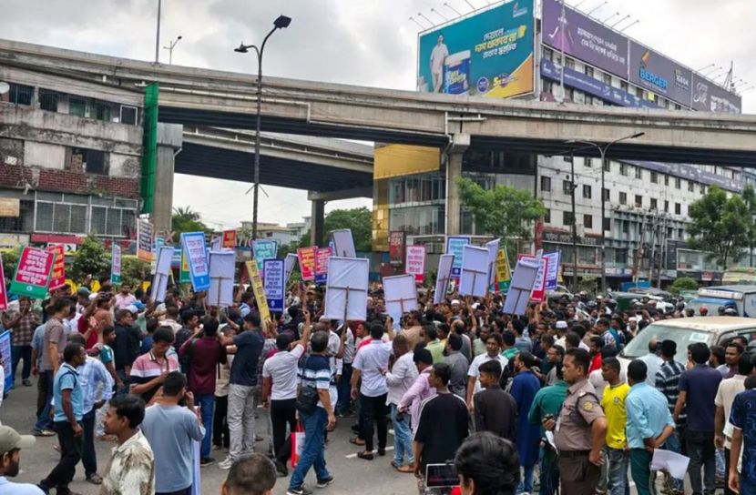 বনানী অবরুদ্ধ, স্লিপার বাস মালিকদের আন্দোলনে ভোগান্তি