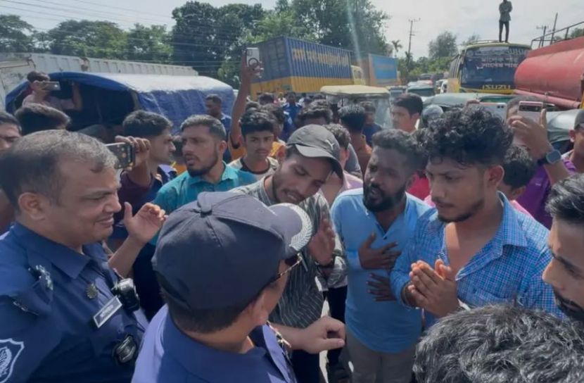 ১০ হাজার ব্যাংকারের পুনর্বহালের দাবিতে মহাসড়ক অবরোধ