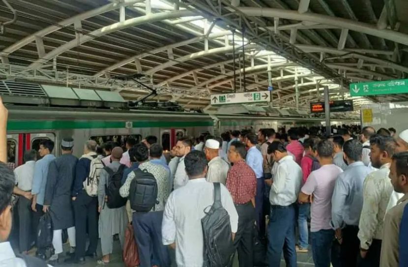 দরজা খুলে যাওয়ায় ২৬ মিনিট বন্ধ মেট্রোরেল