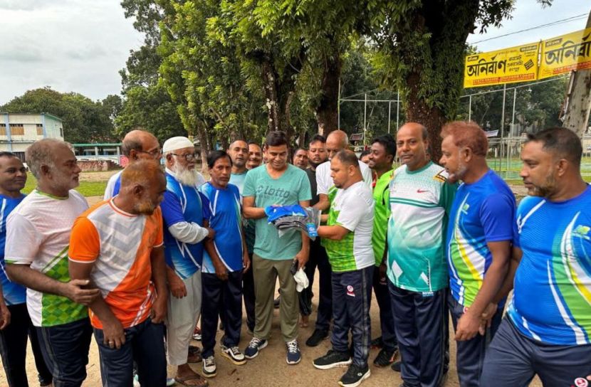 বোদায় ফুটবলের মাঠে লিজেন্ডসদের সঙ্গে প্রতিমন্ত্রী ফরহাদ হোসেন আজাদ