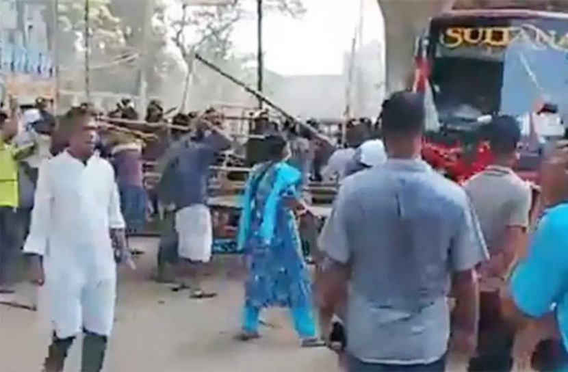 আশুলিয়ায় ফুটপাত উচ্ছেদে হকারদের বাধা