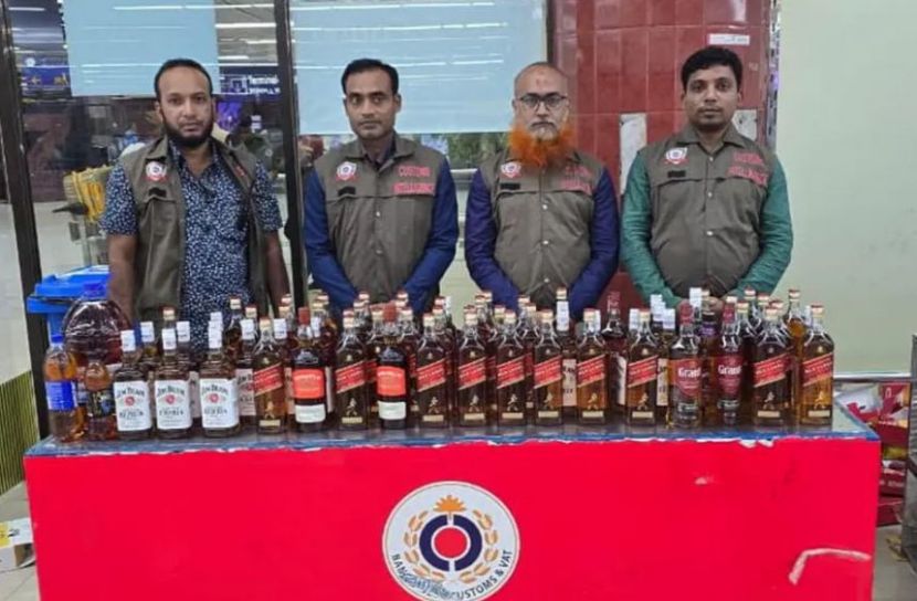 শাহজালালে দুই যাত্রীর কাছ থেকে  ৮১.৫০ লিটার বিদেশি মদ আটক