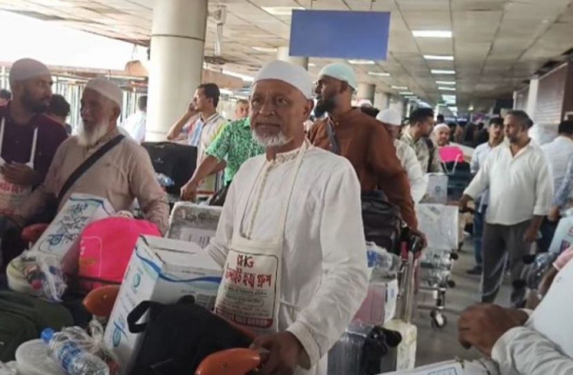 সাবেক স্বরাষ্ট্র প্রতিমন্ত্রীর উদ্যোগে ওমরাহ শেষে দেশে ফিরলেন ৪৬ জন