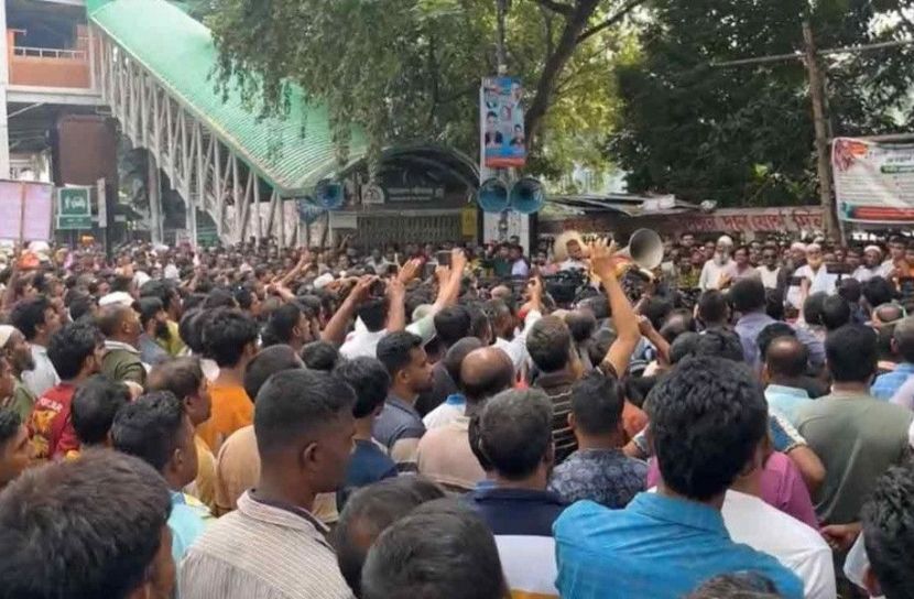 রাজধানীতে অটোরিকশা চালকদের সড়ক অবরোধ