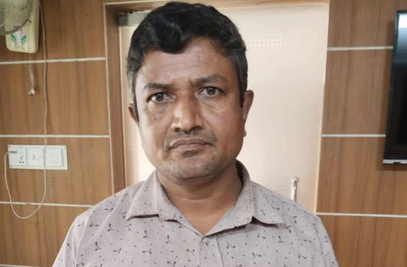 ‘শেখ হাসিনার বাংলাদে ‘ লেখা ব্যানার, প্রধান শিক্ষক আটক