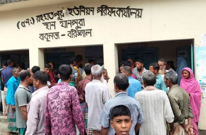 বাবুগঞ্জে জেলেদের চাল আত্মসাতের অভিযোগ চেয়ারম্যানের বিরুদ্ধে
