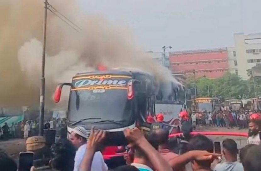মহাখালীতে দাঁড়িয়ে থাকা এসি বাসে আগুন