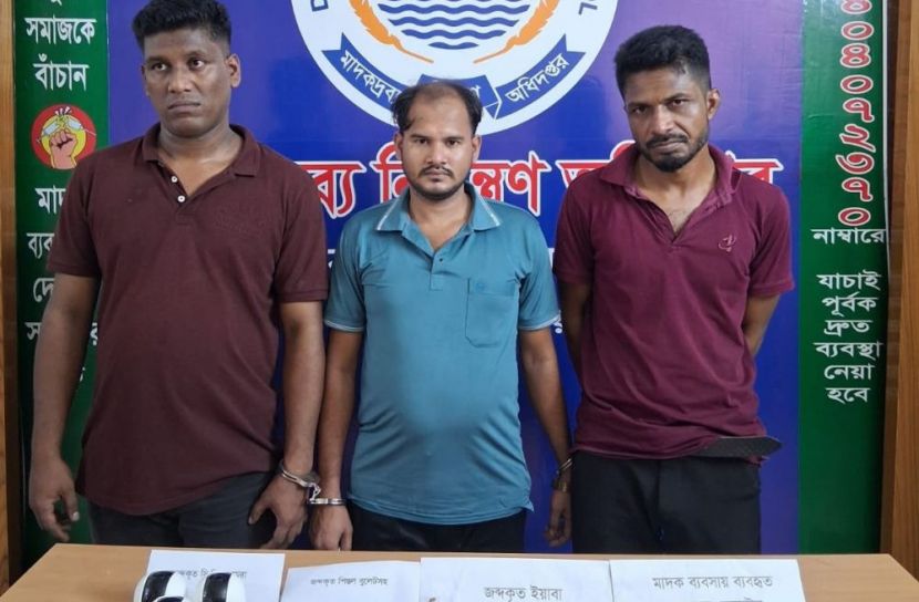 অটোরিকশার গ্যারেজে ইয়াবা ও আগ্নেয়াস্ত্র, গ্রেপ্তার ৩