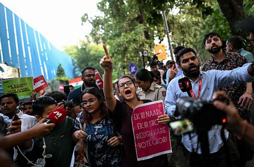 ‘প্রাসাদের প্রাচীর ভাঙো, অবরুদ্ধ জনতা আসছে’