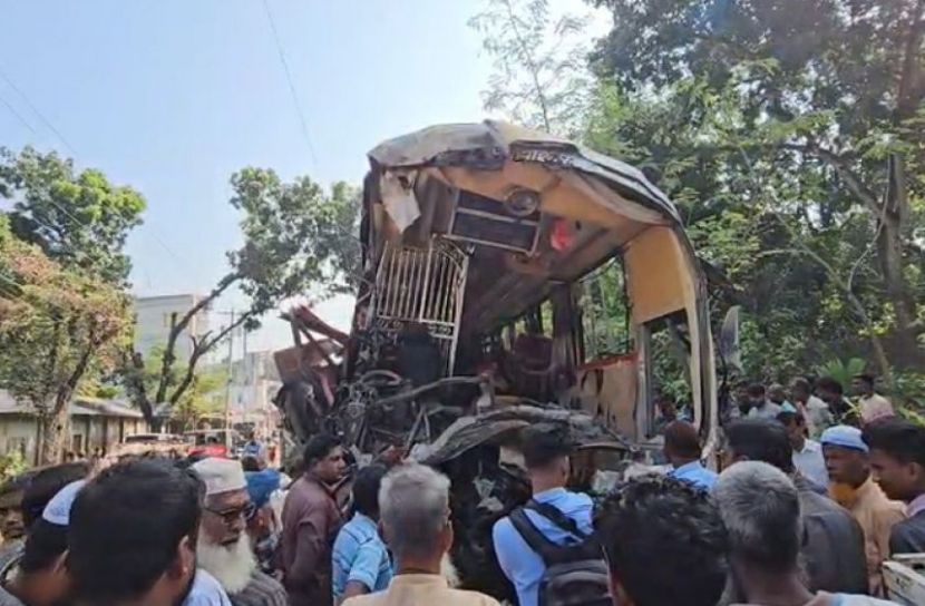 নাটোরে বাস-ট্রাক সংঘর্ষে নিহত বেড়ে ১৪