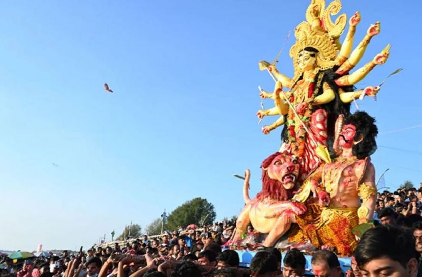 আজ বুধবার বিকেলে চট্টগ্রাম নগরের পতেঙ্গা সমুদ্রসৈকতে শুরু হয় প্রতিমা বিসর্জন। নগরী ও আশপাশের বিভিন্ন এলাকা থেকে  বিভিন্ন যানবাহনে করে প্রতিমা নিয়ে আসেন ভক্তরা । ছবি : সংগৃহীত