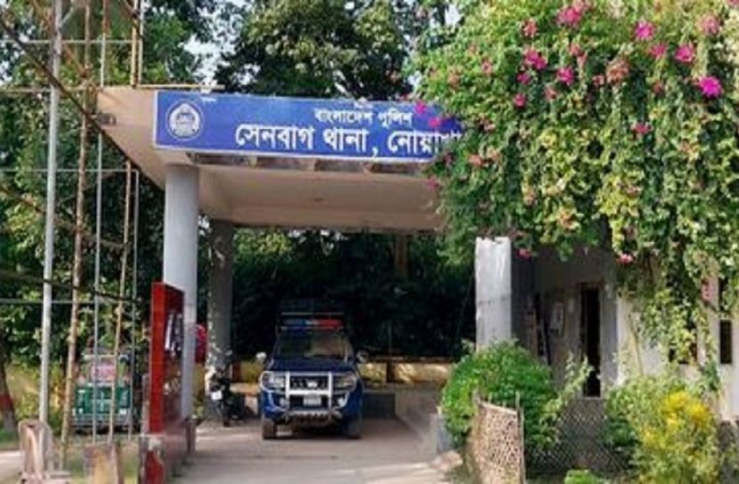 বাড়িতে ঝুলে ছিল মুদি দোকানির অর্ধগলিত মরদেহ