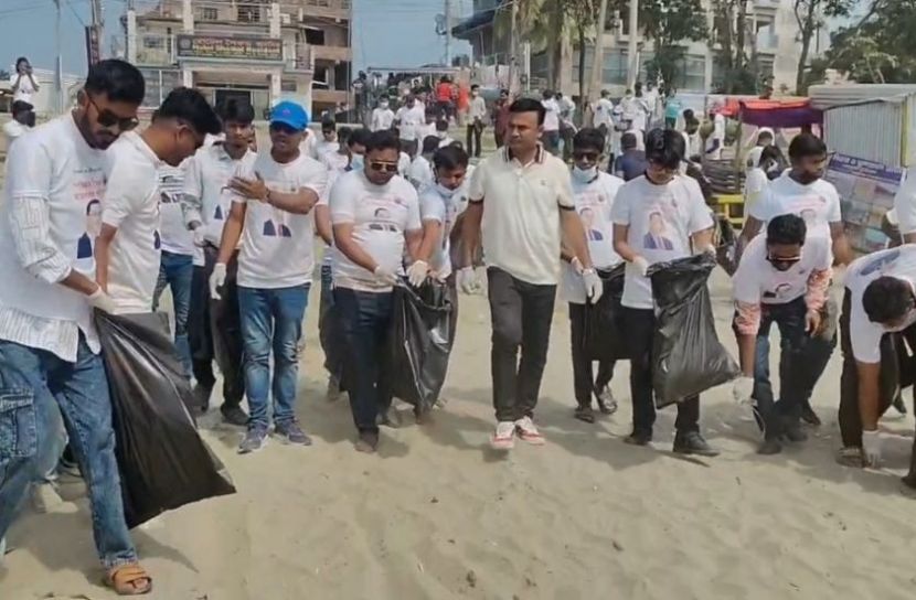 পর্যটন কার্নিভাল শেষে কুয়াকাটায় ছাত্রদলের পরিচ্ছন্নতা অভিযান