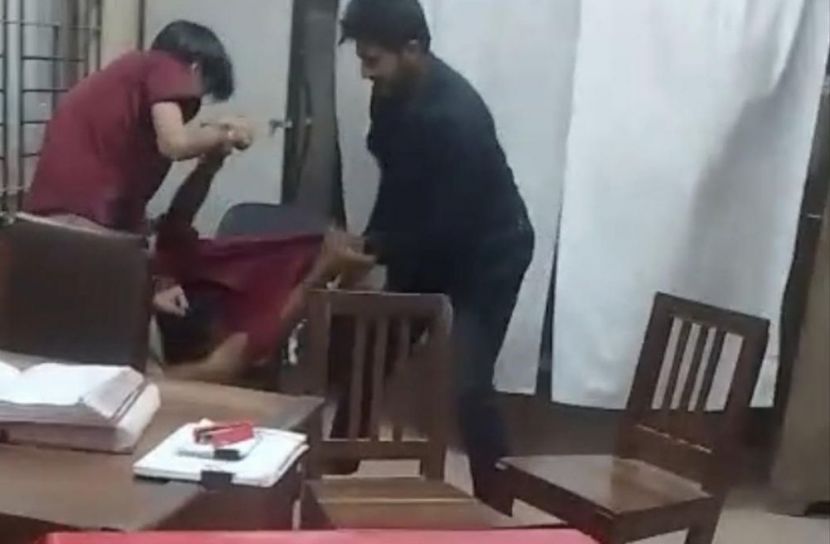 লক্ষ্মীপুর হাসপাতালে স্বেচ্ছাসেবক দল নেতাকে পেটালেন ছাত্রদল নেতা