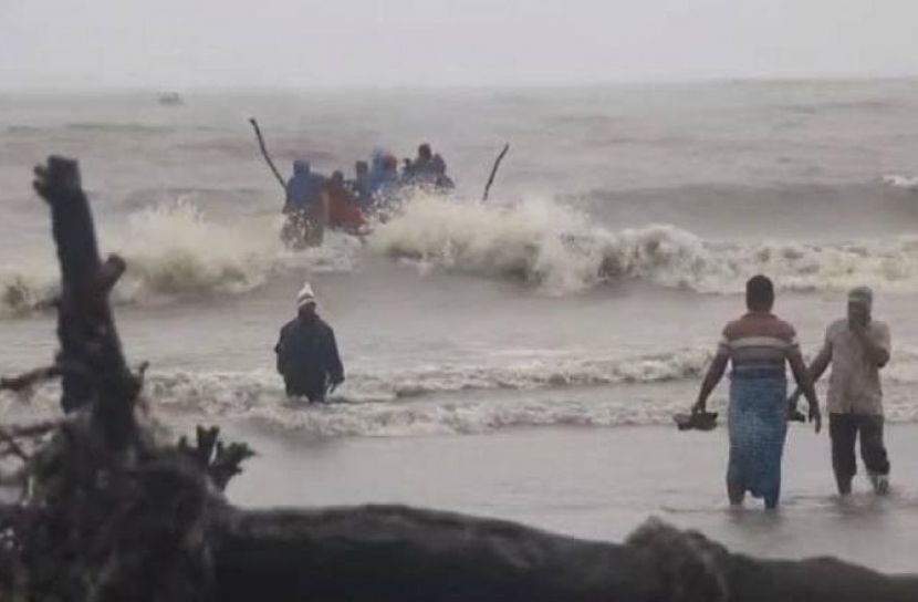 ইঞ্জিন বিকল হয়ে ট্রলারডুবি, নিখোঁজ হাতিয়ার দুই জেলে