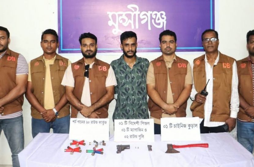 মুন্সীগঞ্জে বিদেশি পিস্তল, গুলি ও চাইনিজ কুড়ারসহ গ্রেপ্তার ১
