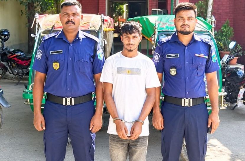 নওগাঁয় পুলিশের অভিযানে চোরাই অটোরিকশা উদ্ধার