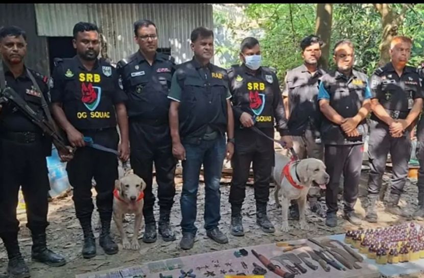 নরসিংদীর পরিত্যক্ত ঘর থেকে অস্ত্র, গুলি ও মাদক উদ্ধার