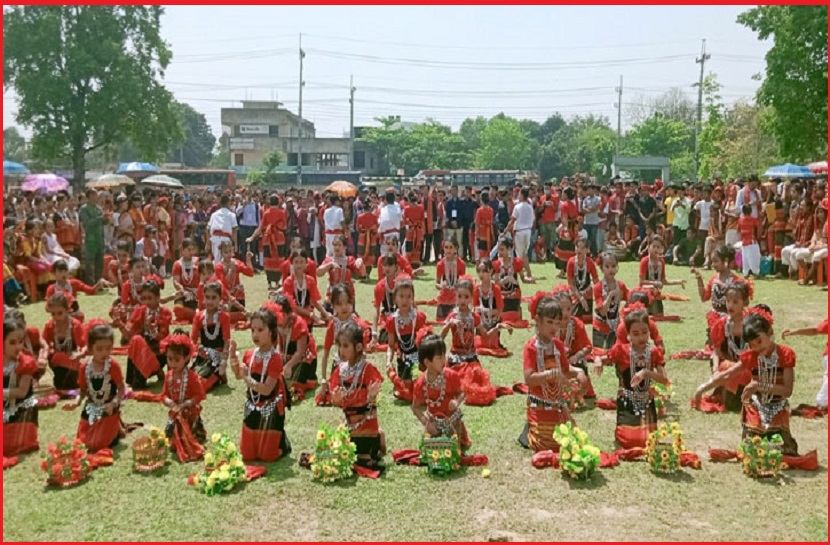 বাংলাদেশঃ ত্রিপুরাদের বর্ণিল বৈসু শোভাযাত্রা