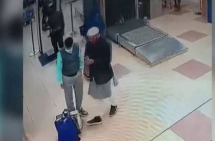 ৭৪ লাখ টাকাসহ বিমানবন্দরে ধৃত জামায়াত নেতা