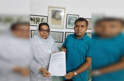 কবিপৌত্রী খিলখিল কাজীর শুভেচ্ছা বাণী গ্রহণ করছেন দ্য নজরুল চেস ক্লাবের সভাপতি মোহাম্মদ সানওয়ারুল ইসলাম খান দিপক, ছবি: সংগৃহীত