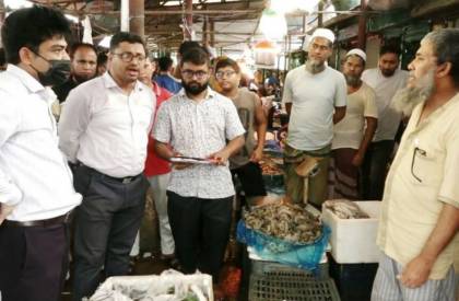 নোয়াখালীতে  জেলি মিশ্রিত ১৪২ কেজি চিংড়ি জব্দ, দুই ব্যবসায়ীকে জরিমানা